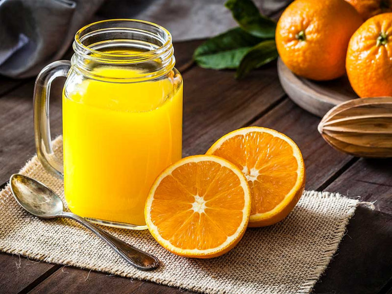 Nước cam là nguồn cung cấp vitamin C dồi dào, giúp cơ thể hấp thụ iốt tốt hơn