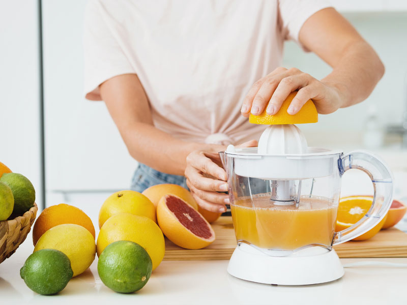 Bưởi là nguồn cung cấp vitamin C dồi dào, chất chống oxy hóa và có tính kiềm nhẹ, mang lại nhiều lợi ích cho làn da