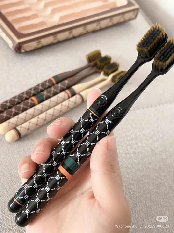 Hộp 6 Bàn Chải HER.MES , GU.CCI