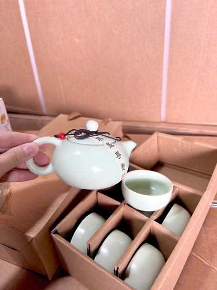 Bộ Ấm Pha Trà Men Ngọc Gồm 1 Bình Và 6 Chén Có Hộp