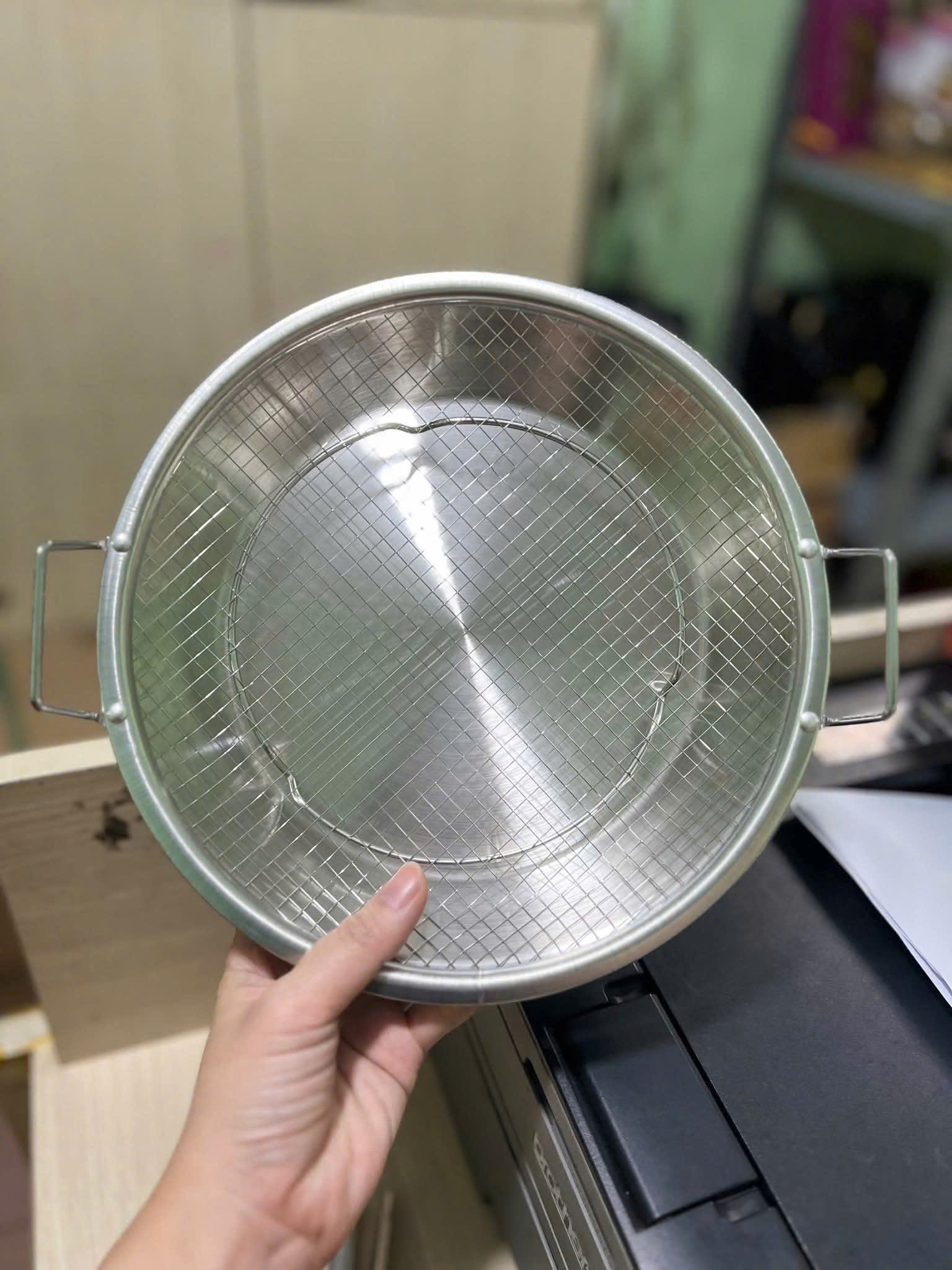 KHAY INOX KÈM VỈ LƯỚI size 22cm loại có tay cầm
