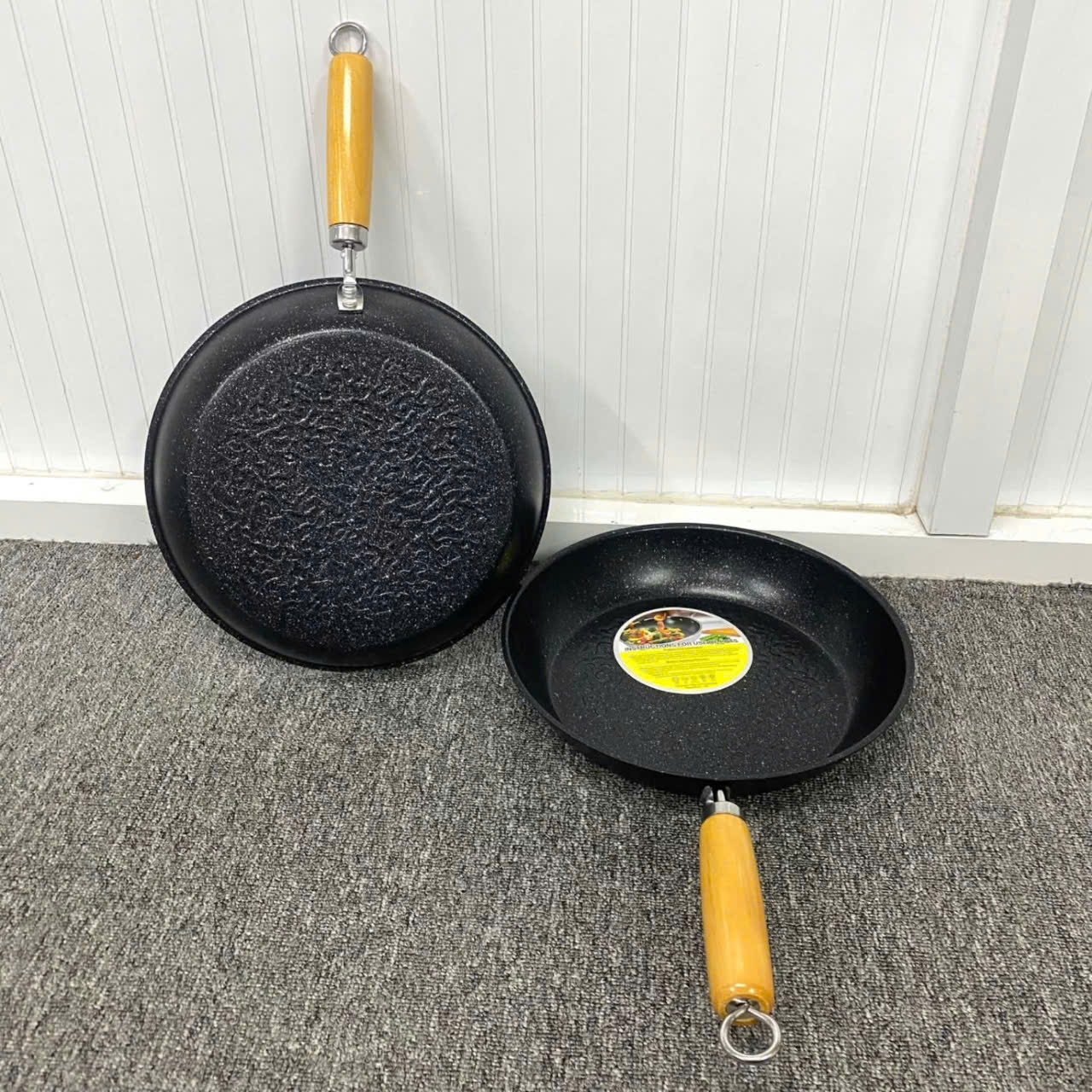 CHẢO GANG ĐÁY BẰNG ,VÂN ĐÁ ĐÁY 28CM( cán gỗ)