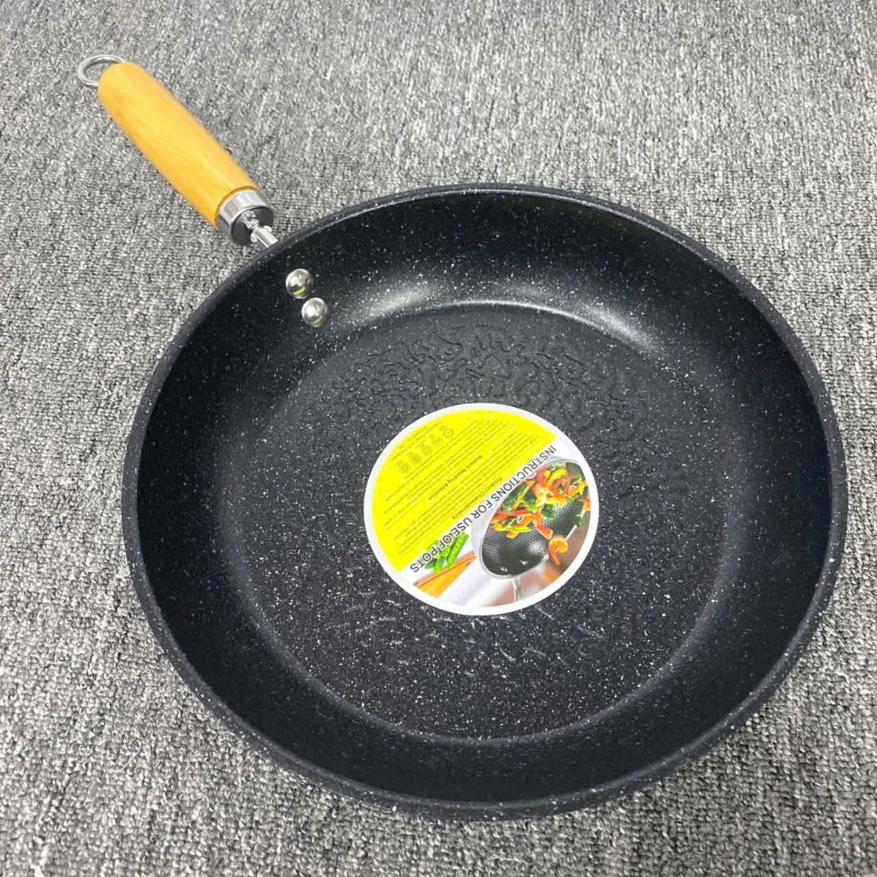 CHẢO GANG ĐÁY BẰNG ,VÂN ĐÁ ĐÁY 28CM( cán gỗ)
