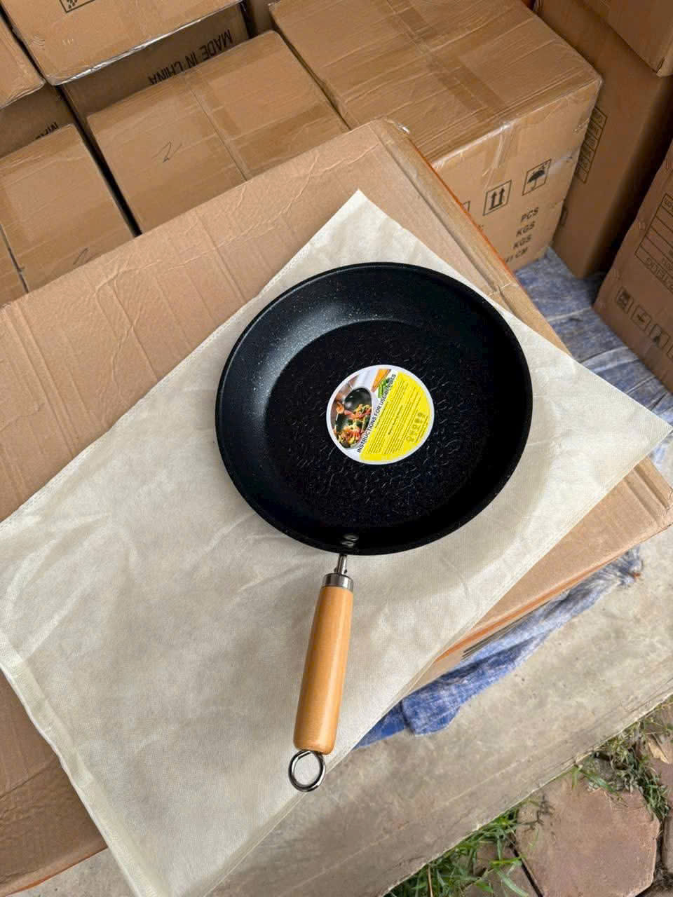 CHẢO GANG ĐÁY BẰNG ,VÂN ĐÁ ĐÁY 28CM( cán gỗ)