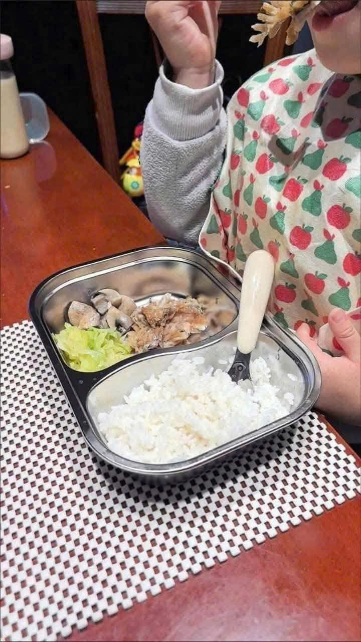 Khay inox 2 ngăn tặng kèm thìa siêu xinh