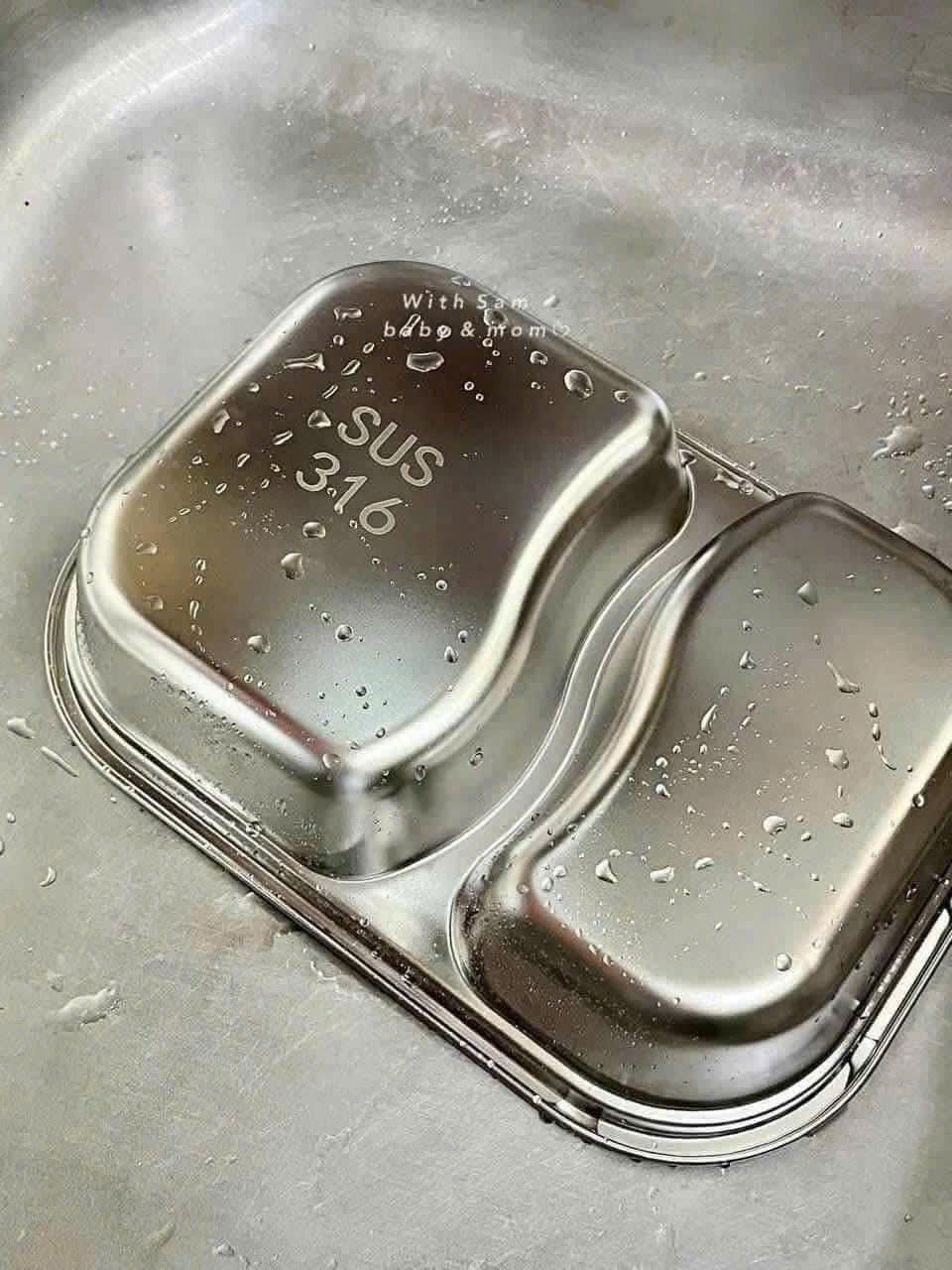 Khay inox 2 ngăn tặng kèm thìa siêu xinh