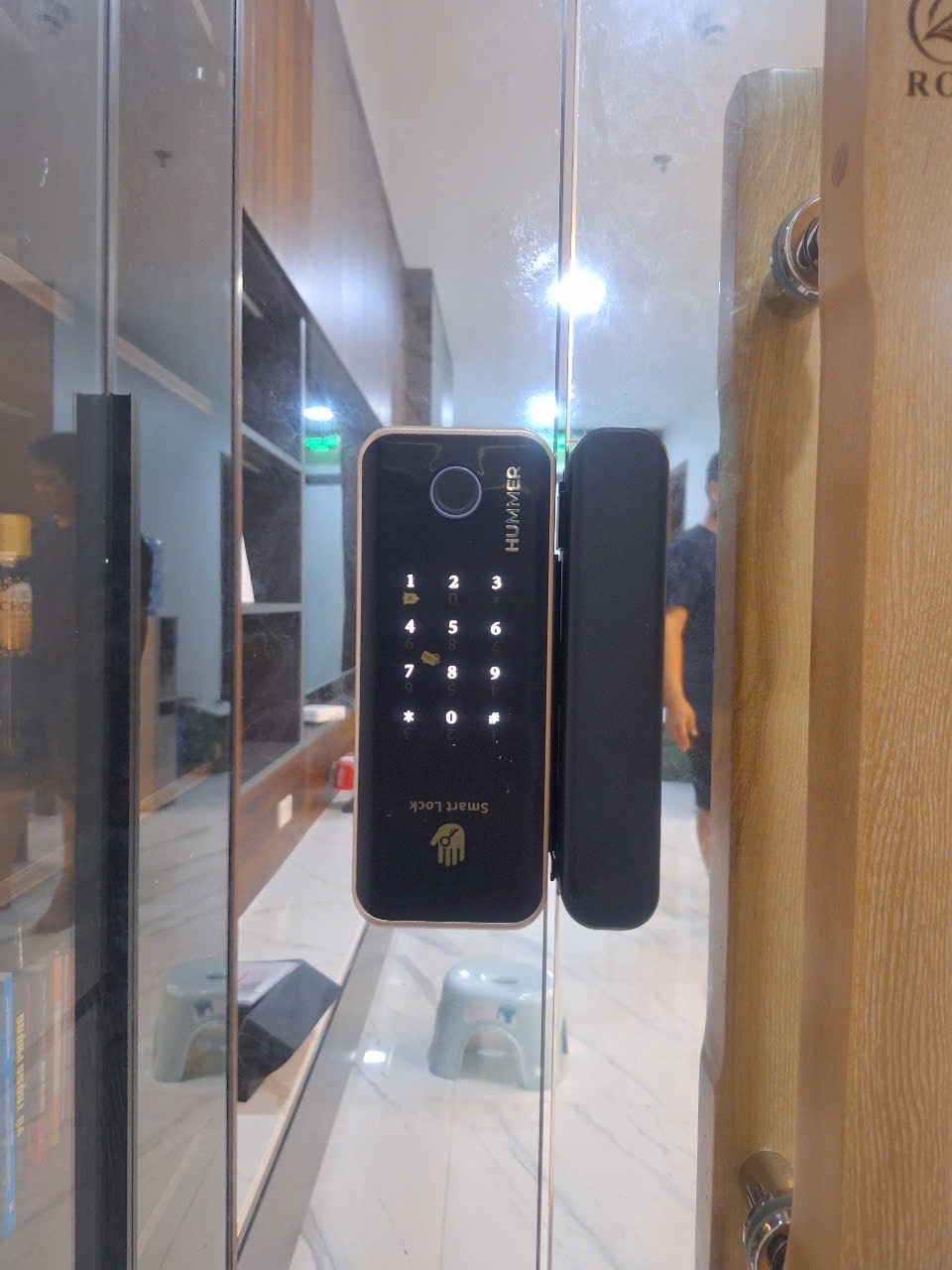 Những lưu ý quan trọng khi chọn khóa vân tay cửa kính