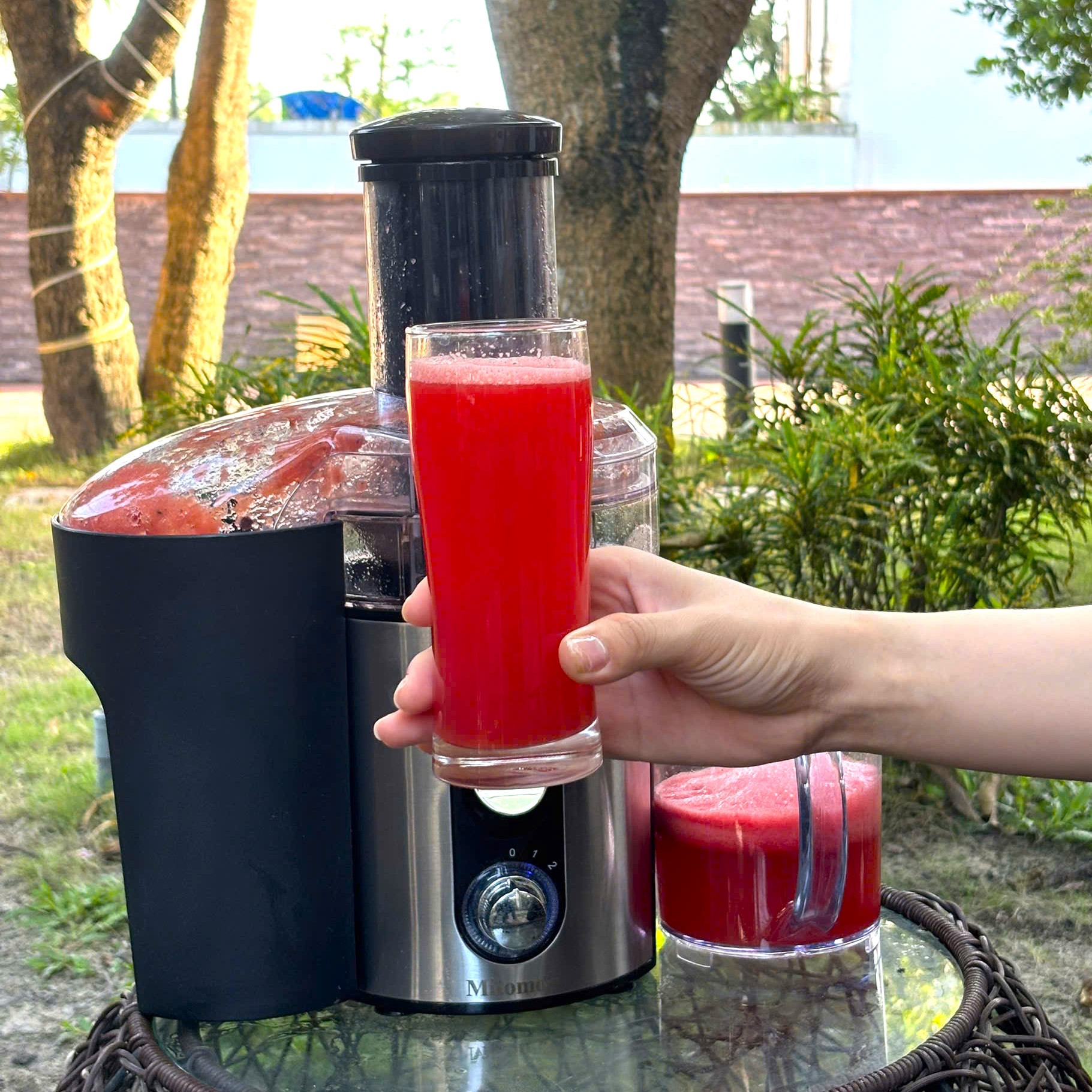 TẬN HƯỞNG LY NƯỚC ÉP TƯƠI CHỈ TRONG 10 GIÂY VỚI MÁY ÉP NHANH MITOMO KJ-3057