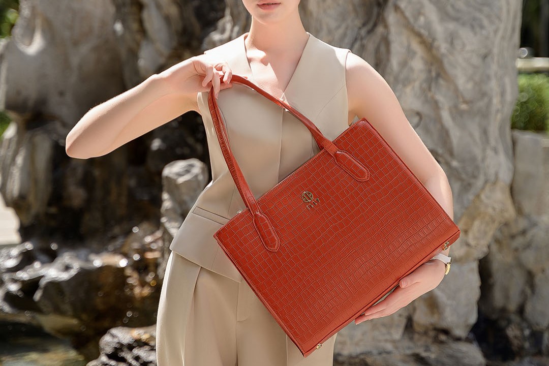 Những cách phối đồ với túi tote đẹp mê ly