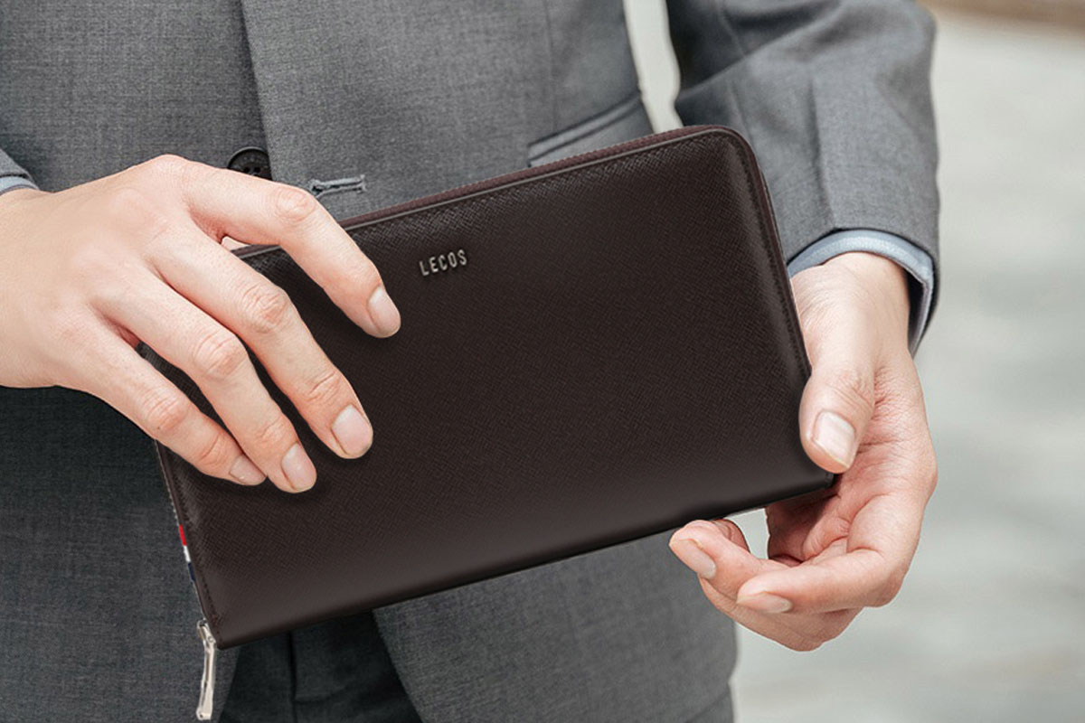 Tại sao quý ông hiện đại nên sở hữu một chiếc Clutch da thật trong tủ đồ