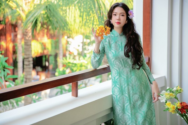 Áo dài xanh ngọc phối với quần màu gì đẹp, thanh lịch