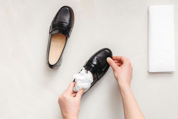 Cách làm khô giày nhanh chóng, hiệu quả tại nhà