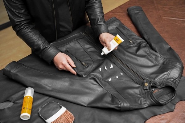 Mách bạn cách làm mềm áo da đơn giản, hiệu quả