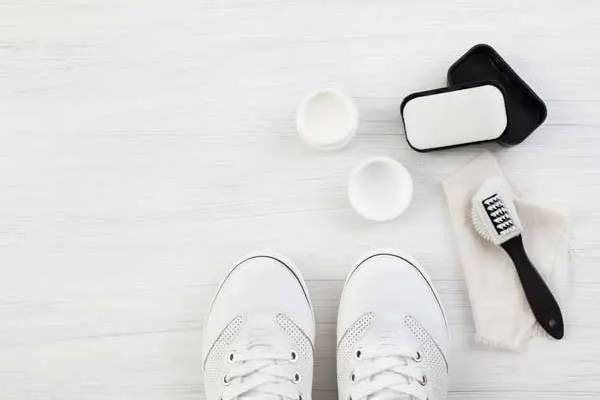 Cách vệ sinh giày da trắng hiệu quả chỉ với 3 bước