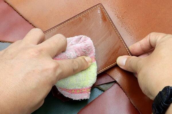 Cách vệ sinh ví da hiệu quả - 99% người làm sai