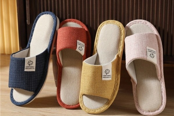 Bàn chân ra mồ hôi nên đi dép gì thoáng khí giảm mùi