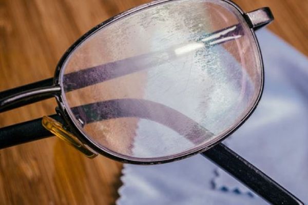 Kính bị xước thì phải làm sao? Cách xử lý an toàn