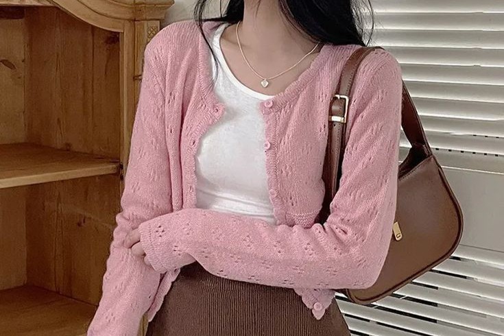 Màu hồng nhạt phối với màu gì? Bí kíp mix đồ cực chất