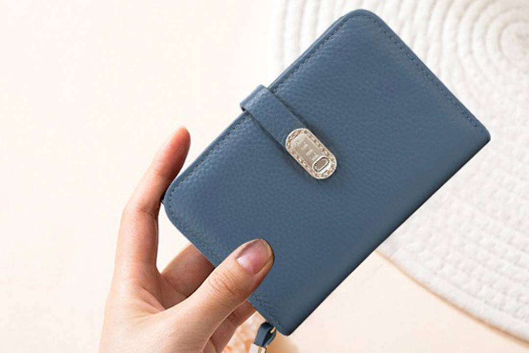 Mệnh Thủy hợp ví màu gì thu hút may mắn tài lộc 2025