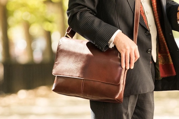 Messenger bag là gì? Cách chọn túi đúng nhu cầu