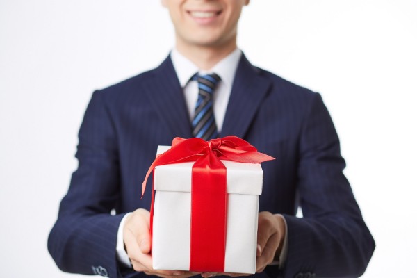 Mua quà tặng thời trang cho sếp thế nào để ghi điểm