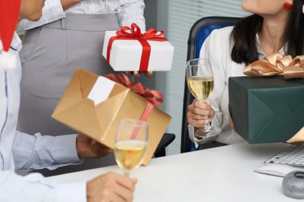 Gợi ý 11+ quà tặng thời trang dịp lễ Tết ý nghĩa