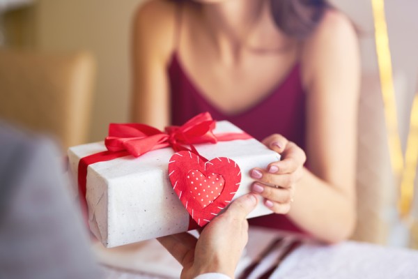 Tặng giày có ý nghĩa gì? Bật mí thông điệp cảm xúc từ món quà