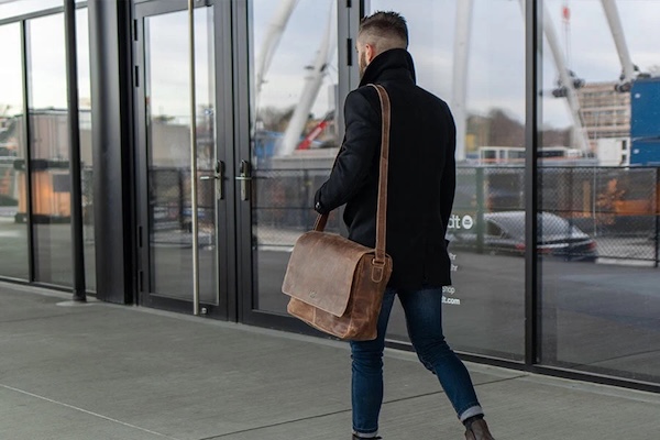 Shoulder bag là gì? Kiểu túi thanh lịch dễ phối