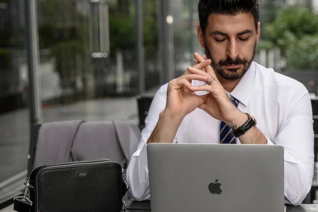 Cách đeo túi đeo chéo nam nâng tầm phong cách quý ông