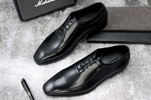 Top 6 Kiểu Giày Quý Ông Công Sở Nên Có Trong Tủ Đồ Để Trông Lịch Lãm Hơn