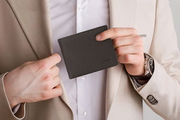 Ví Dáng Đứng Hay Ví Dáng Ngang Đâu Là Lựa Chọn Hoàn Hảo Cho Quý Ông Hiện Đại