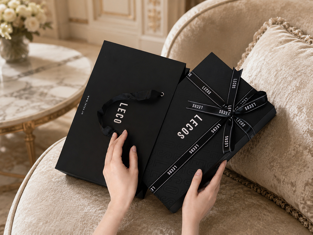 Bề mặt hộp được in chìm họa tiết monogram kết hợp logo ánh bạc ở trung tâm, tạo điểm nhấn sang trọng nhưng vẫn tối giản.