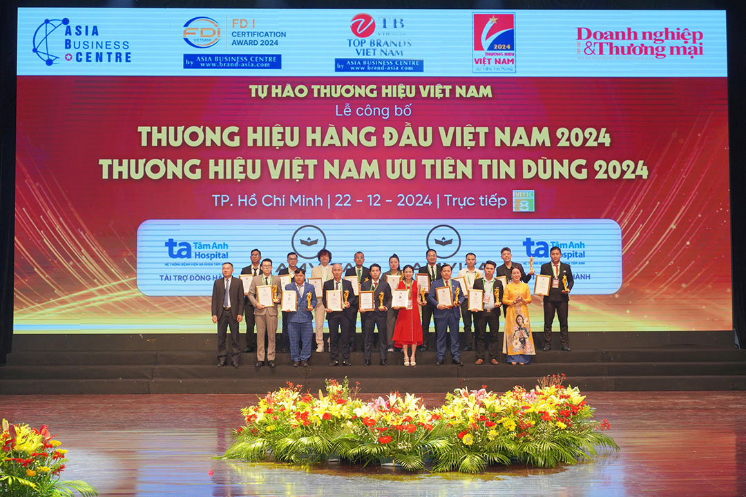 Trong suốt quá trình hoạt động tại Việt Nam, Lecos liên tục được các cơ quan quản lý nhà nước, tổ chức, hiệp hội doanh nghiệp trao tặng, vinh danh, chứng nhận là thương hiệu uy tín, sản phẩm chất lượng, dịch vụ tin dùng...
