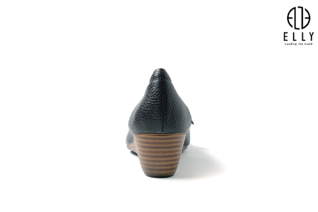 Với thiết kế đế xuồng tinh tế và chiều cao 4,5 cm, sản phẩm mang đến sự chắc chắn và thoải mái khi di chuyển.