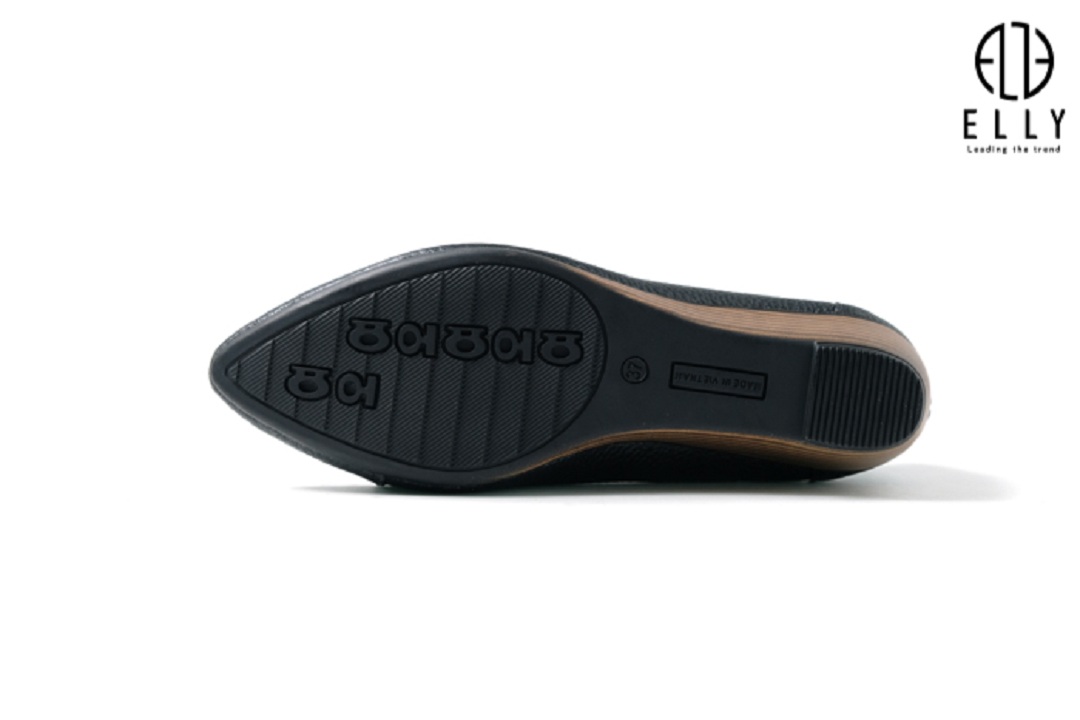 Đế giày có đường vân chống trơn trượt giúp nàng dễ dàng di chuyển hơn trong mọi địa hình