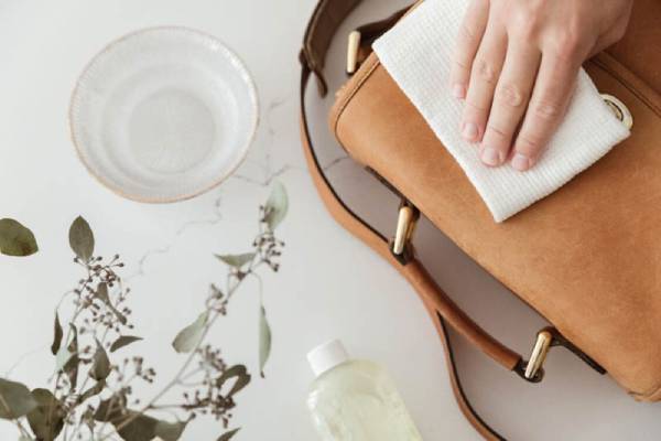 Dùng vải mềm với nước ấm để chà nhẹ