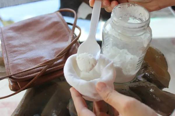 Dùng baking soda để phục hồi túi da cũ ố vàng, ám mùi