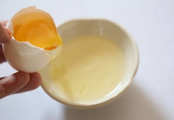 Dùng lòng trắng trứng gà để làm mới túi da