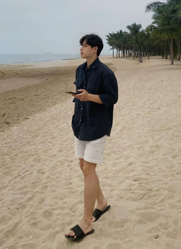Phối đồ dép quai ngang nam với áo sơ mi + quần short linen 