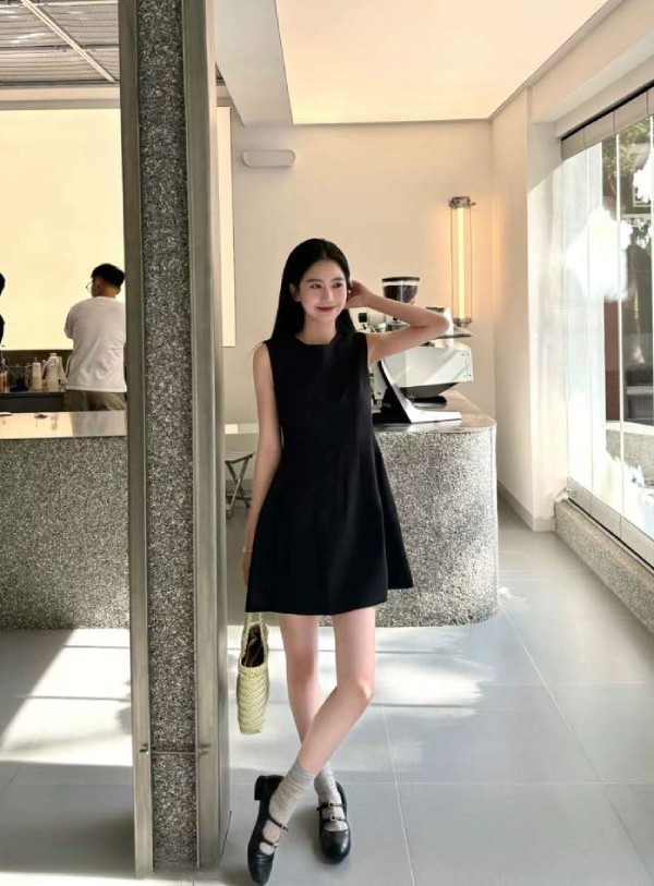 Phối giày búp bê với váy ngắn năng động