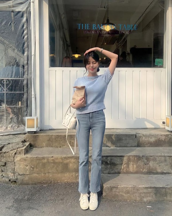 Phối quần jeans giày thể thao trắng nữ năng động, trẻ trung