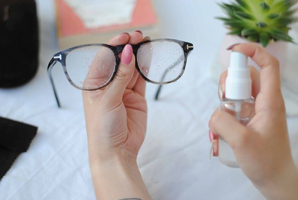 Kính mắt nên được vệ sinh đúng cách