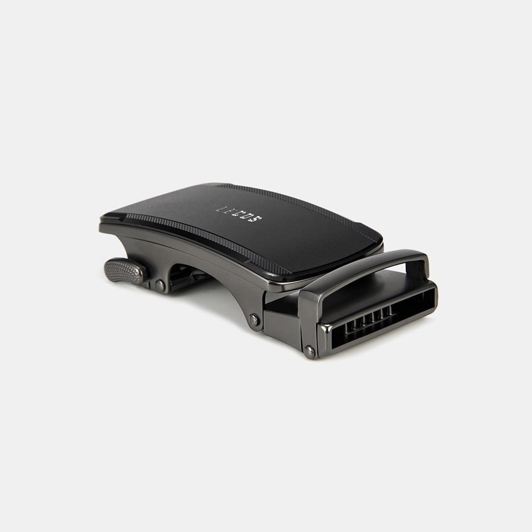 Bề mặt được xử lý nhám lì, hạn chế trầy xước và giúp tổng thể trở nên mạnh mẽ, nam tính hơn