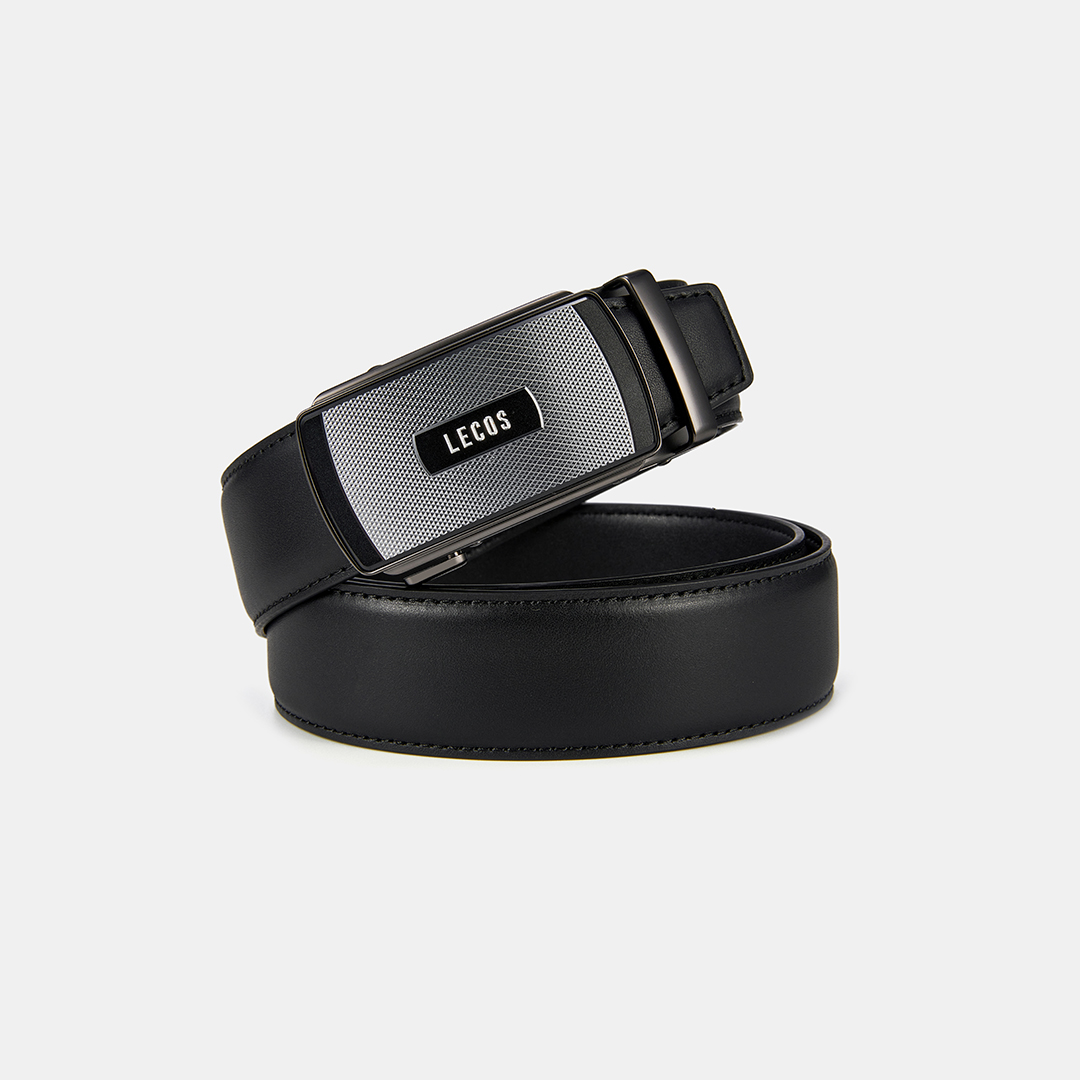 Mặt khóa hình chữ nhật đứng được bo góc nhẹ nhàng, tạo cảm giác hài hòa và tinh gọn, phù hợp với nhiều phong cách thời trang khác nhau