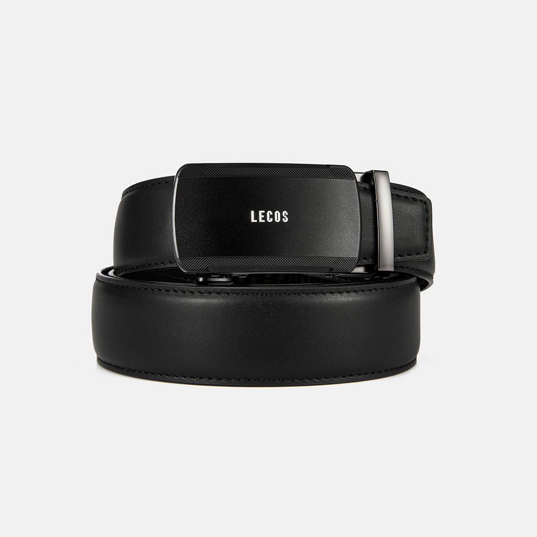 Hai bên viền mặt khoá là điểm nhấn độc đáo với họa tiết rãnh vân chéo kết hợp hoa văn mắt lưới, tạo hiệu ứng thị giác đậm chất kỹ thuật, đầy chiều sâu và cá tính