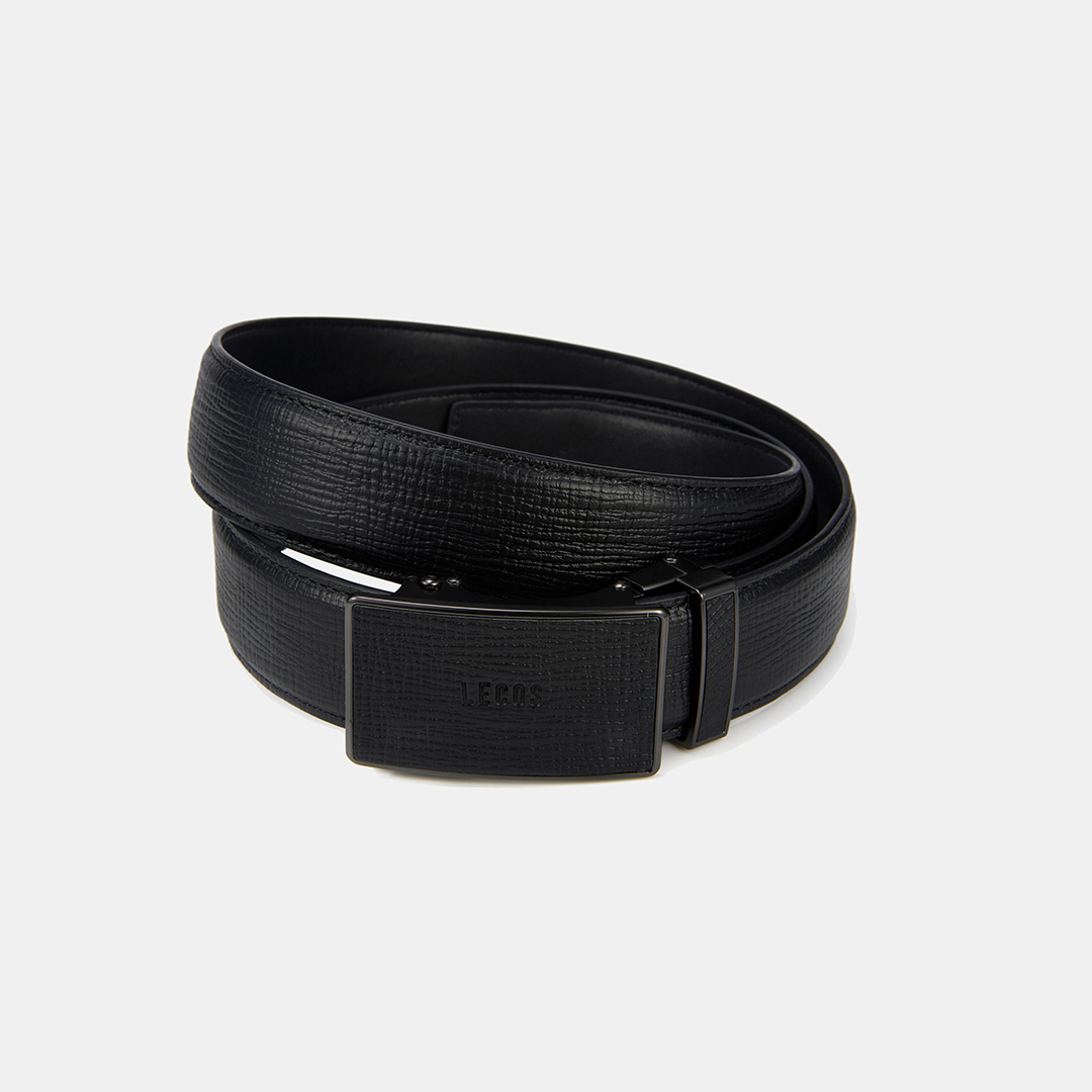 Dù là phối cùng quần âu lịch lãm, jeans năng động hay kaki trẻ trung, sản phẩm đều mang đến một vẻ ngoài cuốn hút, chỉn chu và đầy tinh tế