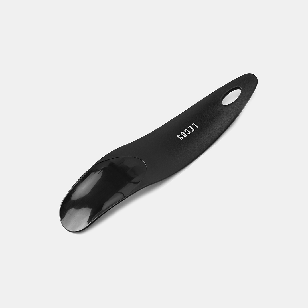 Đón gót giày nhựa đen với thiết kế cong mềm theo gót chân, hỗ trợ xỏ giày nhanh và êm ái.