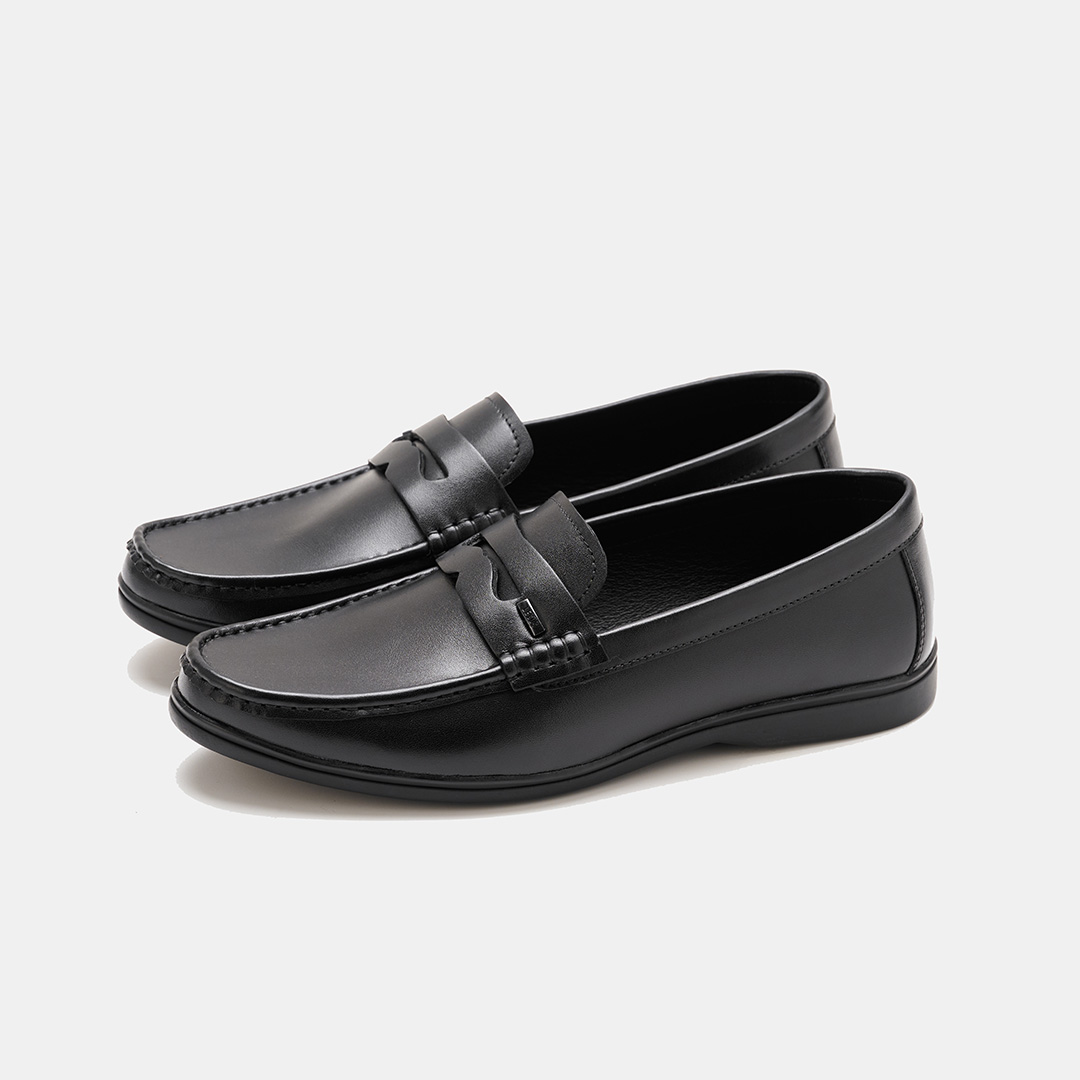 Với thiết kế moccasin cổ điển, đôi giày sở hữu form dáng ôm sát, tinh gọn nhưng không kém phần thoải mái, tạo cảm giác nhẹ nhàng cho người mang trong suốt cả ngày dài