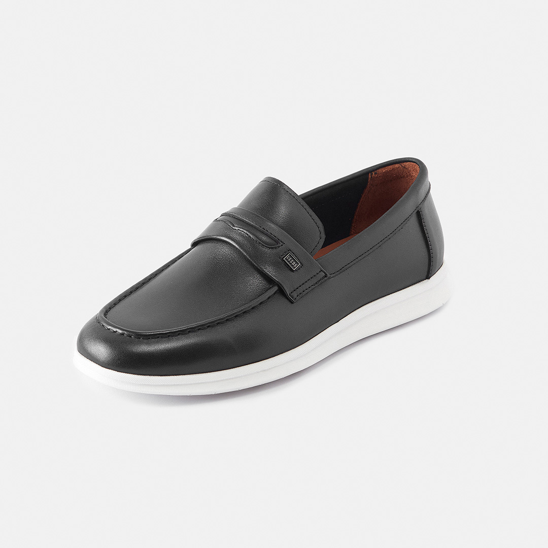 Chi tiết vắt da ngang ở mu bàn chân – biểu tượng đặc trưng của Penny Loafer – được nhấn nhá thêm bằng mác kim loại khắc logo LECOS, tạo điểm nhấn tinh tế và nhận diện thương hiệu rõ nét