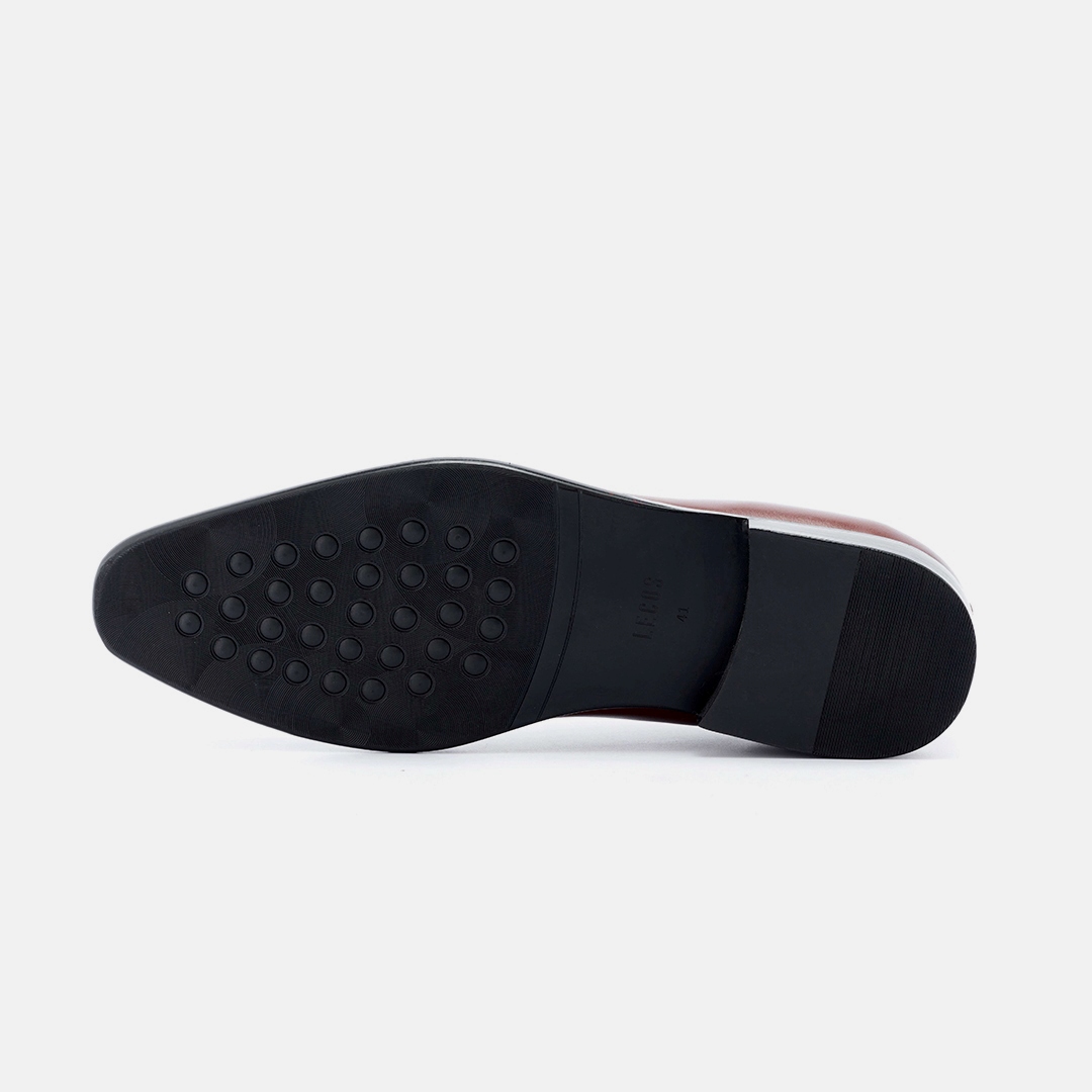 Đế giày là loại đế phíp được cắt gọt tỉ mỉ với chất liệu cao cấp thiết kế chống trơn trượt